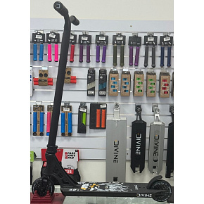 Freestyle koloběžka Divine Zeus V2 černá Freestyle koloběžka Divine Zeus V2 černá